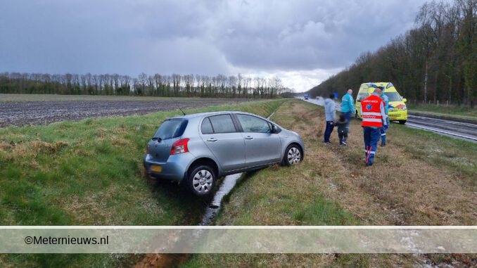 auto glijdt van de n34 bij Annen