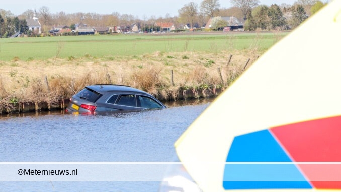auto in kanaal Nieuw Amsterdam