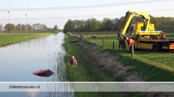 auto rolt Ommerkanaal in Dedemsvaart