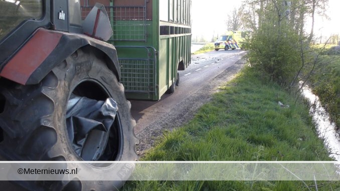 automobiliste en tractor botsen Opende