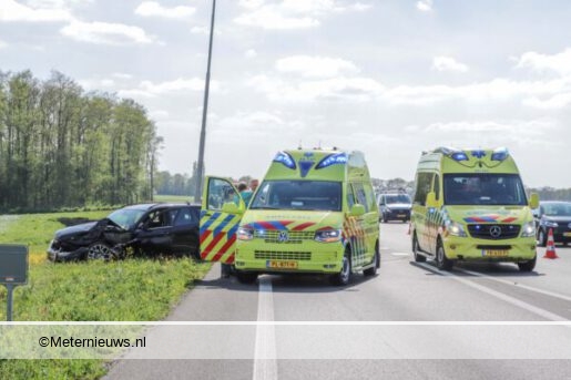 Botsing op n34 zorgt voor veel schade en gewonde bij Holsloot. Botsing op n34 zorgt voor veel schade en gewonde bij Holsloot.