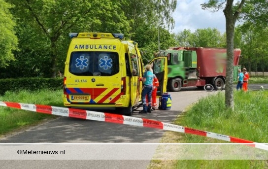 Fietser ernstig gewond in Ruinerwold na botsing met voerwagen.