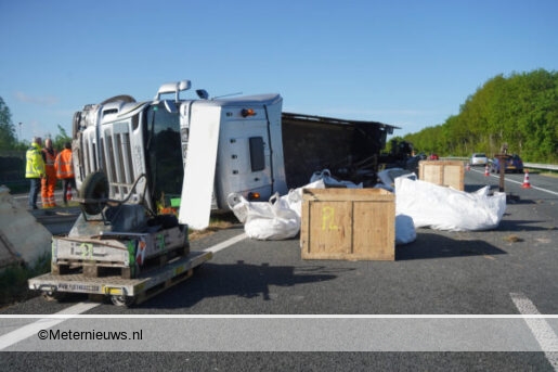 Vrachtwagen gekanteld A28 Assen. Vrachtwagen gekanteld A28 Assen.