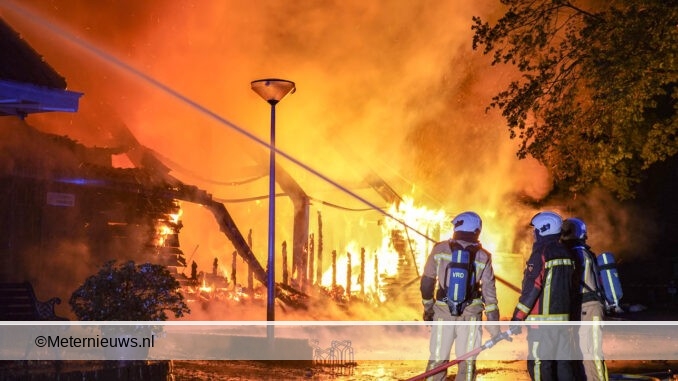 Zeer grote brand legt bijgebouw camping in de as in Eext