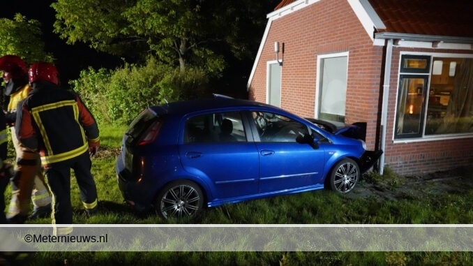 auto botst in Enumatil tegen woning