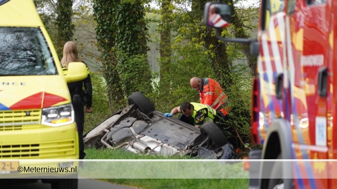 auto op kop in sloot Zeijen