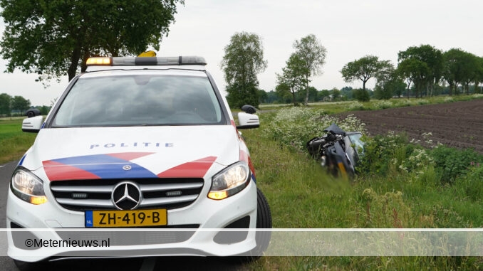 auto op kop sloot Steenbergen