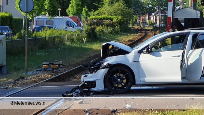 auto rijdt door spoorboom en tegen trein Drentse Emmen4