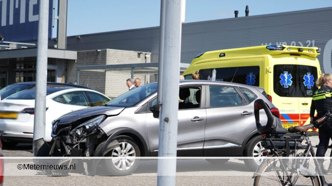 autorijdtopgeparkeerdeautosAssen