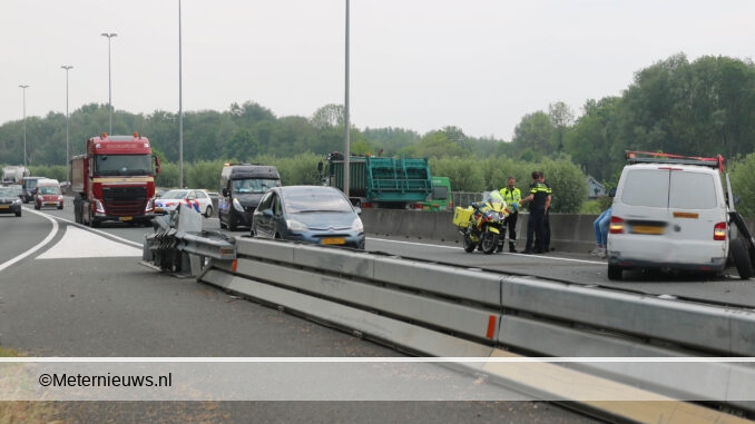 bedrijfsbusje tegen remob en middenmuurA28Groningen