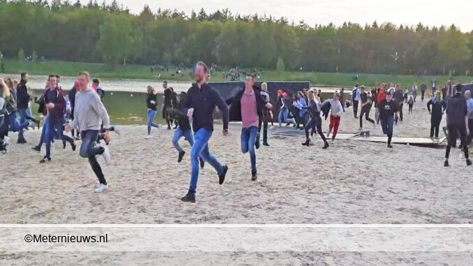festivalbezoekersAssen door hekken gebrokens