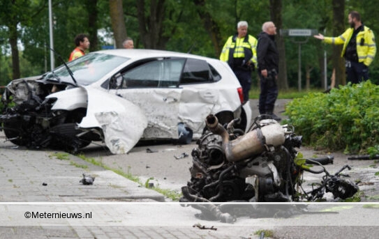 Auto total loss na botsing tegen boom op Sellingerstraat in Ter Apel. Bestuurder met spoed naar ziekenhuis.