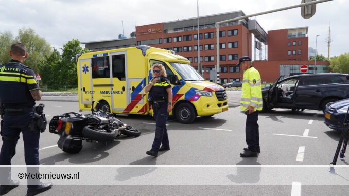 motorrijder botst op auto in Groningen