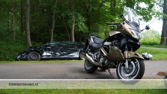 motorrijder in zijkant auto Darp