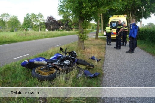 Wielrenner gewond na aanrijding in De Wijk. Wielrenner gewond na aanrijding in De Wijk.