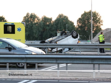 Auto op de kop na ongeval meerdere voertuigen in Groningen.