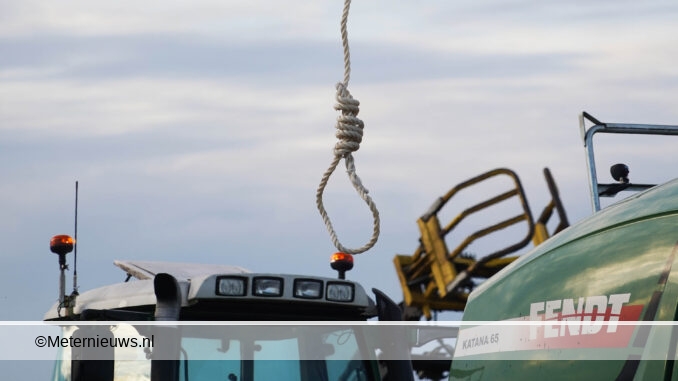 Boeren hangen galg boven A7 Groningen