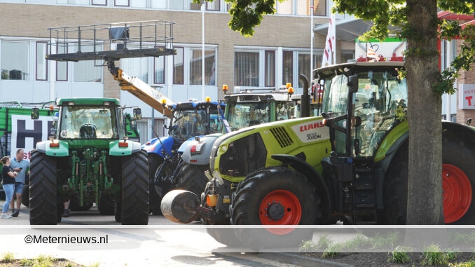 Boeren bij gemeentehuis van Beilen