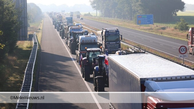 Boeren met tactoren over de A37 richting Stroe01