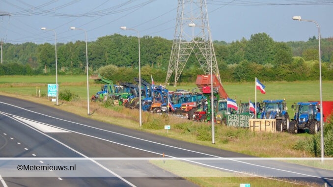 Boeren met trekkers langs de a37 bij Holsloot