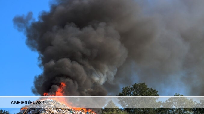 Grote afval brand bij bedrijf in Drentse Nieuw Dordrecht2