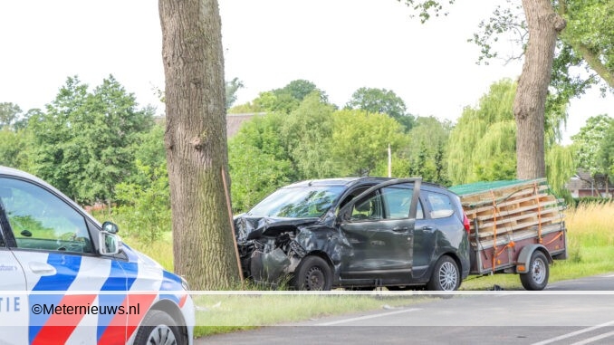 auto frontaal op boom Schoonebeek