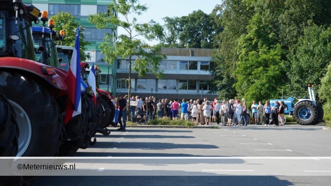boeren bij gemeentehuis in Emmen2