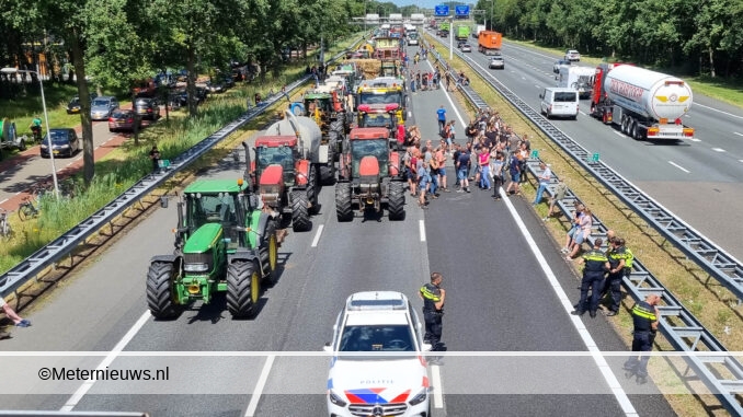 boeren blokkeren de a28 bij Staphorst