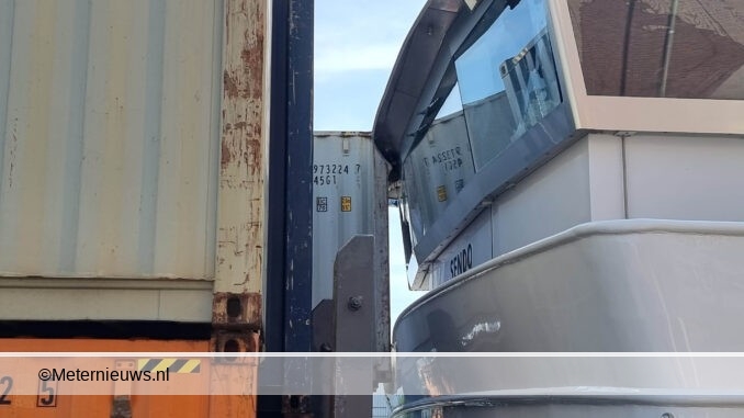 Vrachtschip ramt Oosterhamrikbrug in Gronigen
