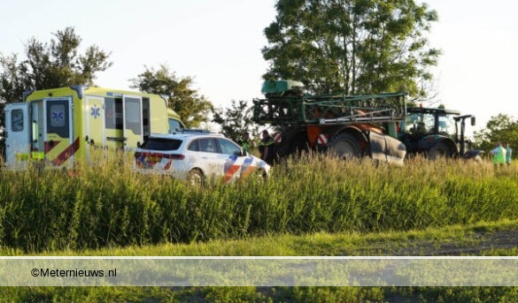 Motorrijder ernstig gewond na aanrijding met trekker. Motorrijder ernstig gewond na aanrijding met trekker.