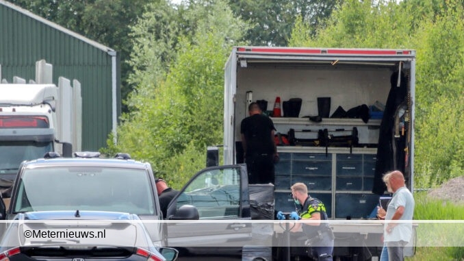 politie doet inval in bedrijf Emmen3