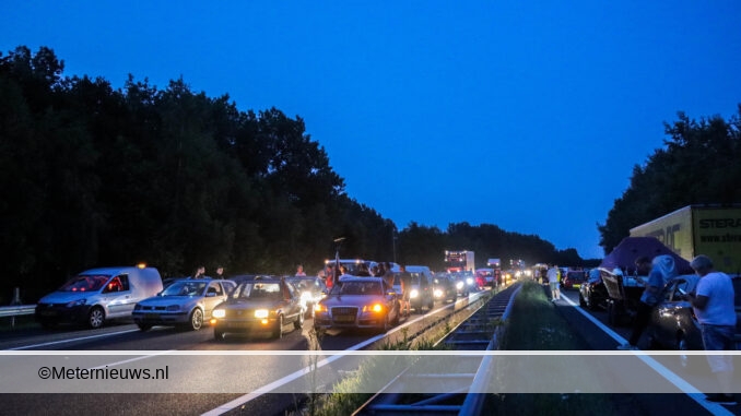 sympathisanten boeren sluiten met auto's a37 af klazienaveen