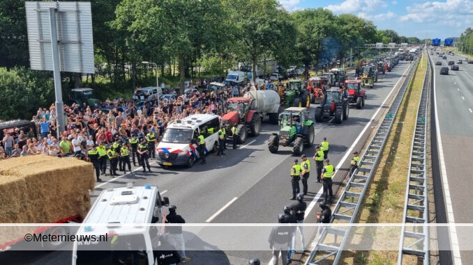 tractoren van de a28 gehaald doorde ME bij Staphorst