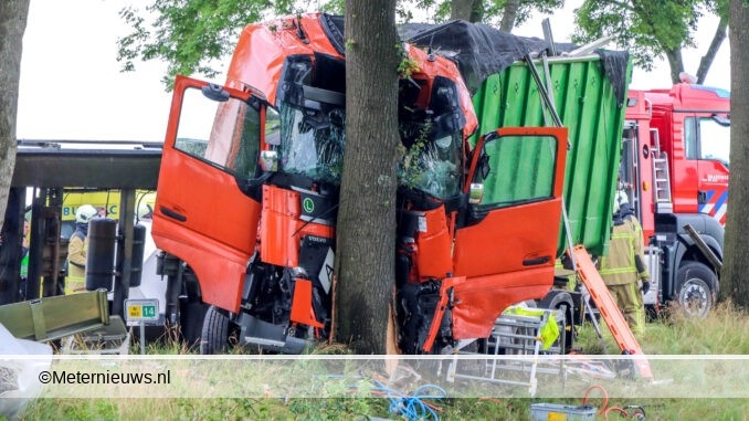 vrachtwagen en personenauto botsen Nieuw Schoonebeek3