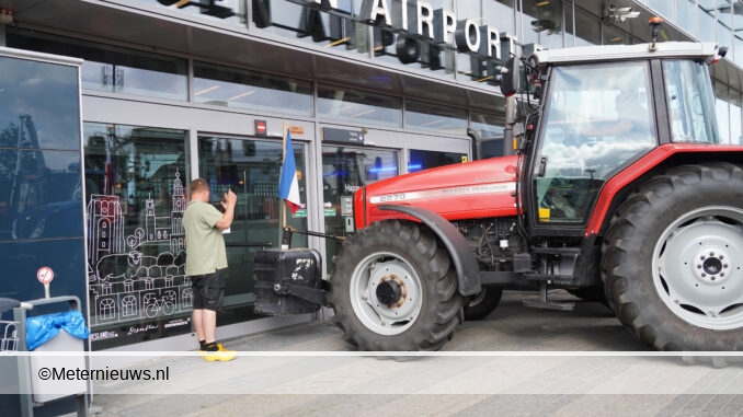 Boeren blokkeren Groningen airport Eelde4