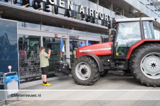 Boeren blokkeren Groningen airport Eelde4