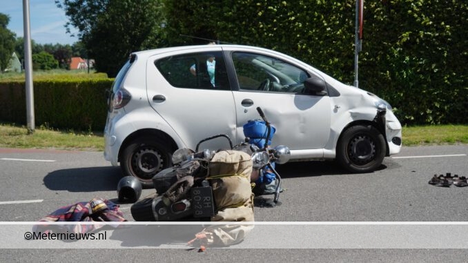 Motor in zijkant auto in ommerkanaal
