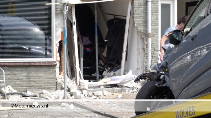 Zeven jarige jongen rjdt auto woning zwolle binnen