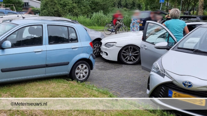 automobilist botst op geparkeerde autosGroningen
