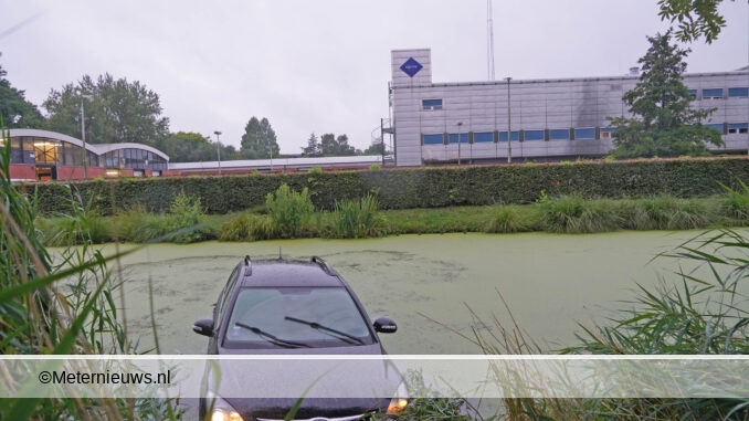 autovijverbijpolitiebureau in Groningen