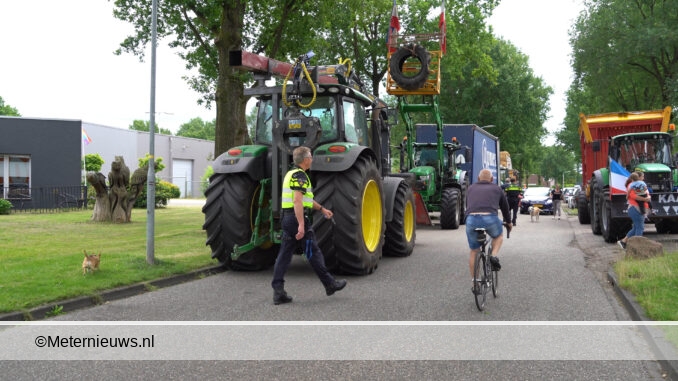 Boeren blokkeren weer distributie centrum COOP in Gieten00