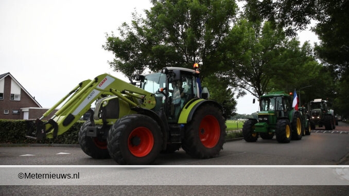 boeren rijden uit protest door Groninger dorpem