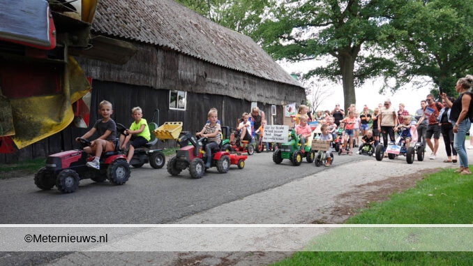 kinderen op trekketjes demonstratie in Collendoorn