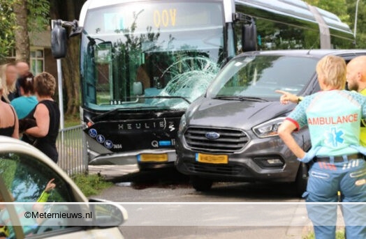 ongeval lijndienstbus teegn busje Groningen