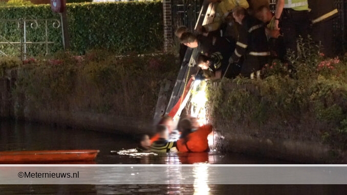 politie haalt vrouw uit water Veendam