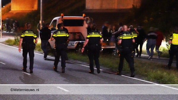 politie veegt kruising Hoogeveen leeg