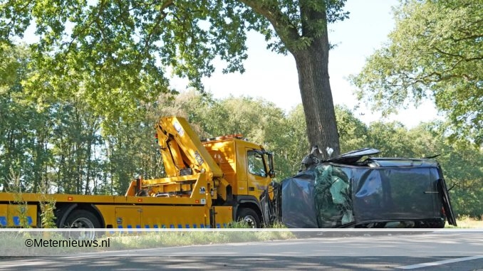 auto frontaal op boom in Gieten2