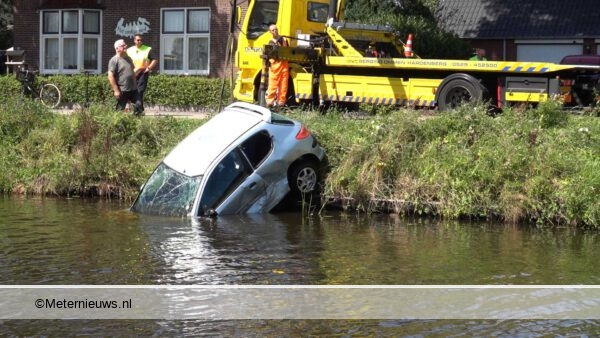 Auto duikt na aanrijding kanaal in De Krim in.