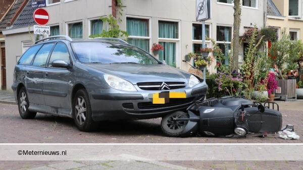Scooterrijder gewond na aanrijding in Groningen. Scooterrijder gewond na aanrijding in Groningen.