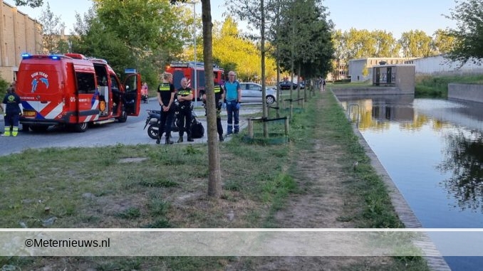 man uit kanaal gered Groningen